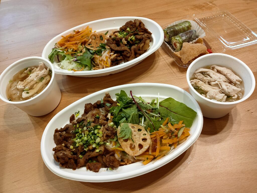 豚焼肉のコンビー×2、ミニフォー×2、生春巻き1本(2つにカット)